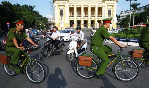 Hanoi people embrace bicycle police