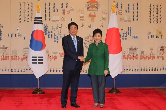 Japan's Abe says wants U.S., South Korea cooperation over East Vietnam Sea