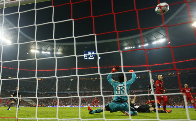 Mueller double as formidable Bayern crush Arsenal