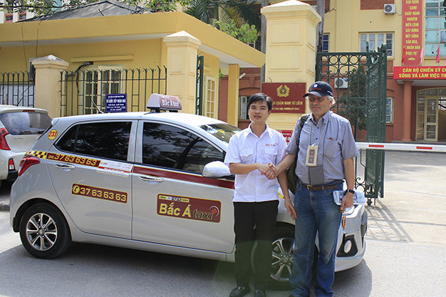 Hanoi cabbie returns $7,000 to foreign passenger