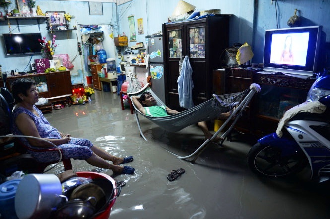 Ho Chi Minh City residents devise ways to combat deluge