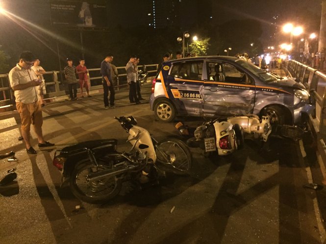 Cabby attempts suicide after hitting multiple bikes on Hanoi flyover