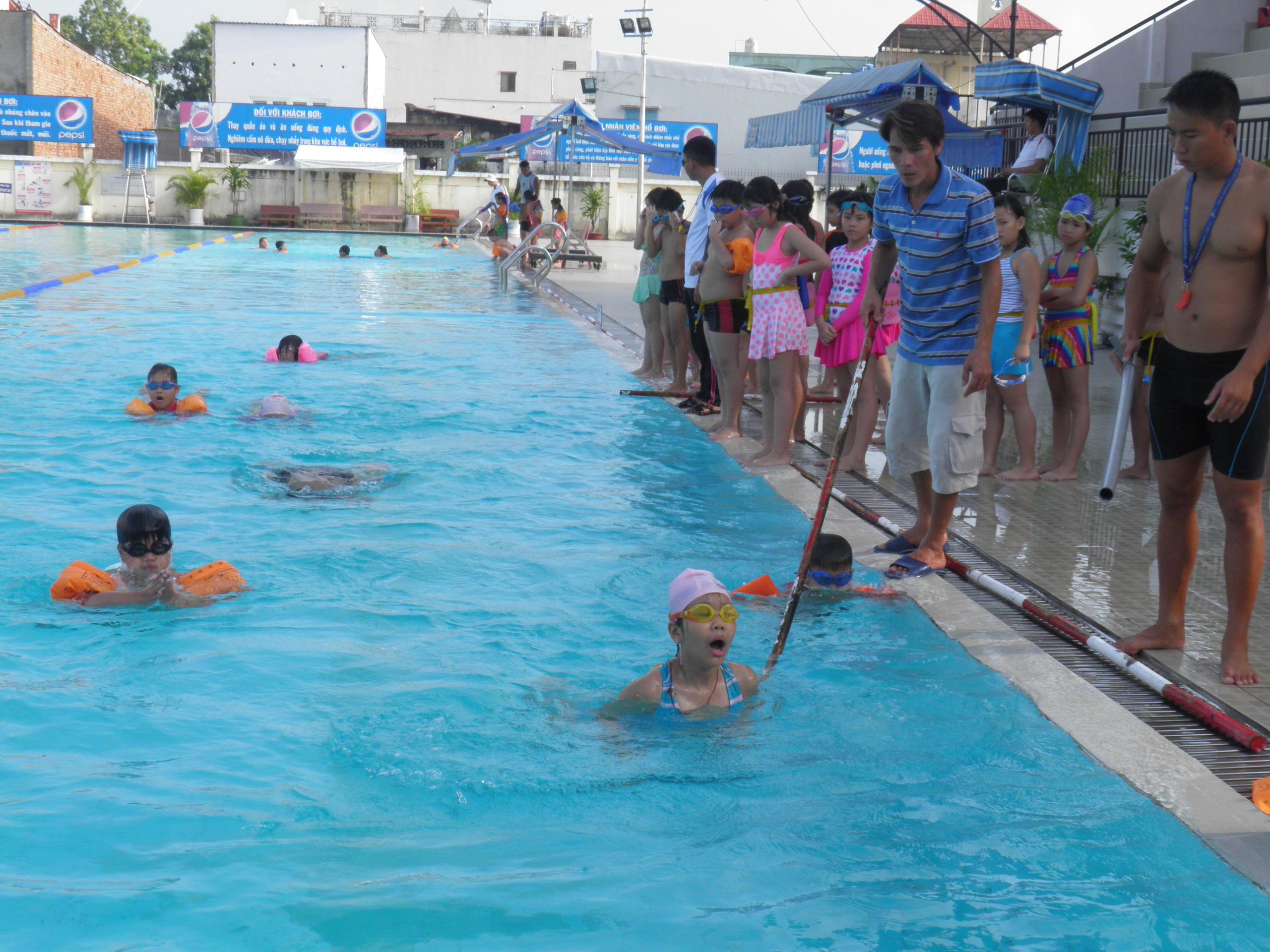 In Ho Chi Minh City, swimming classes ensure students’ fitness, develop talents