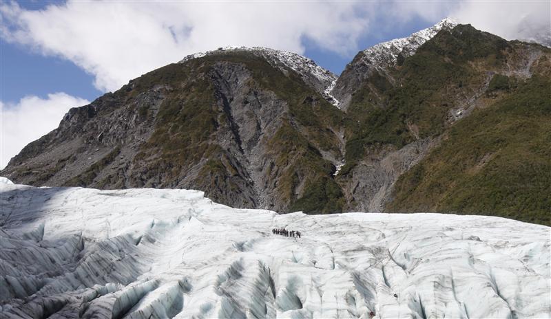 Helicopter crashes with seven on board at New Zealand glacier
