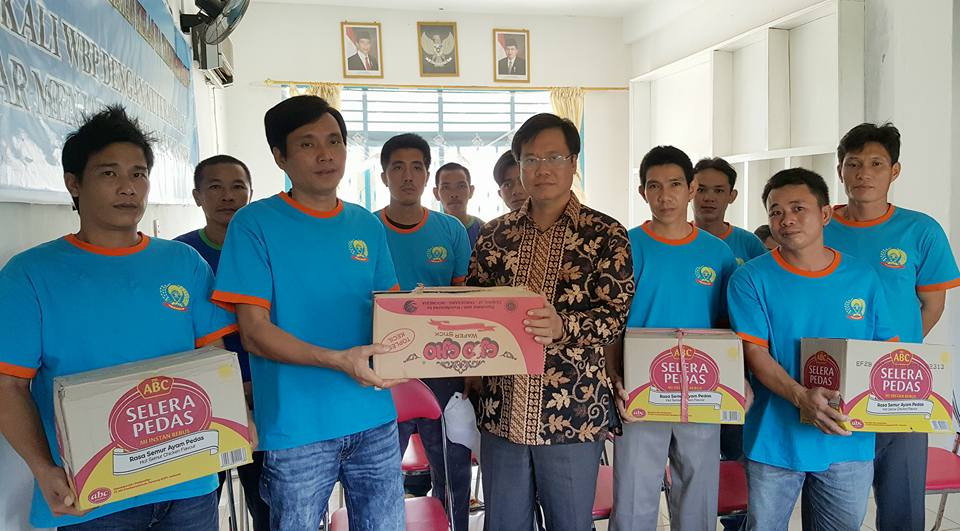 Vietnamese ambassador visits fishermen detained in Indonesia