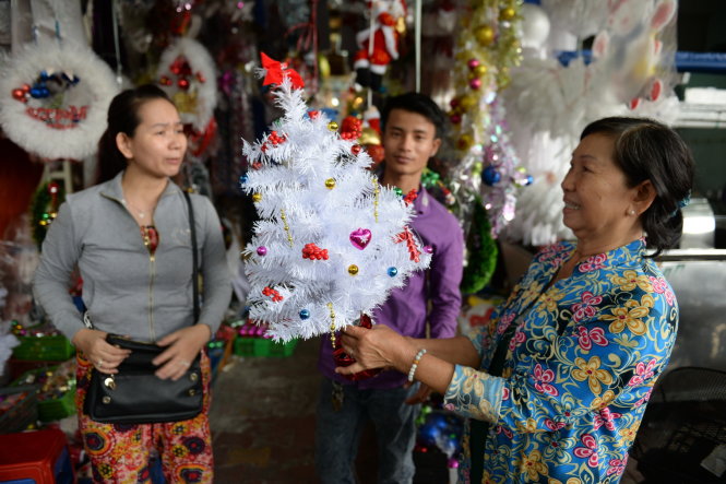 A customer chooses a Christmas tree decoration on Hai Thuong Lan Ong Street, District 5.