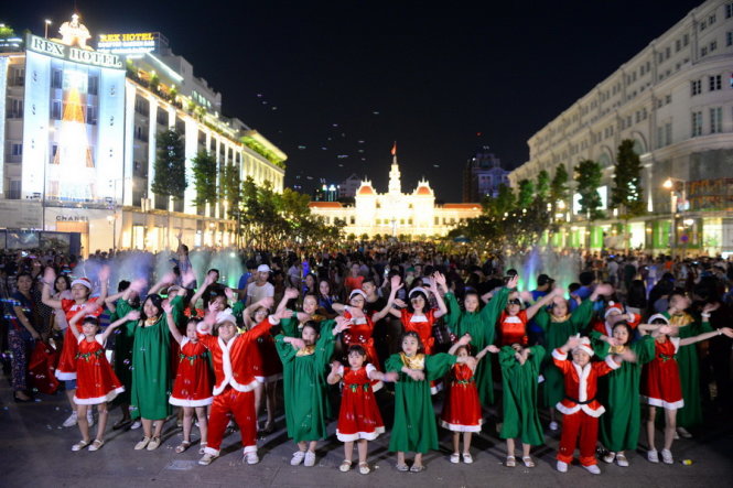 Children wearing Christmas costumes rehearse the Jingle Bells song on the Nguyen Hue pedestrian street in District 1.