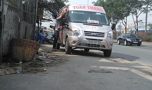Fake bus operators trick, overcharge, threaten passengers in southern Vietnam