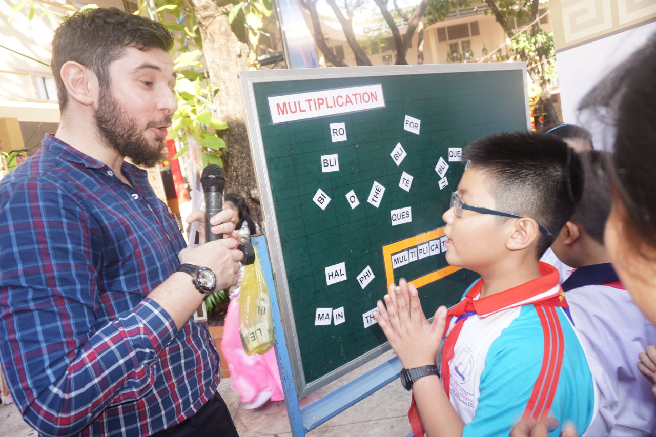Ho Chi Minh City elementary students learn English by ‘touring world’