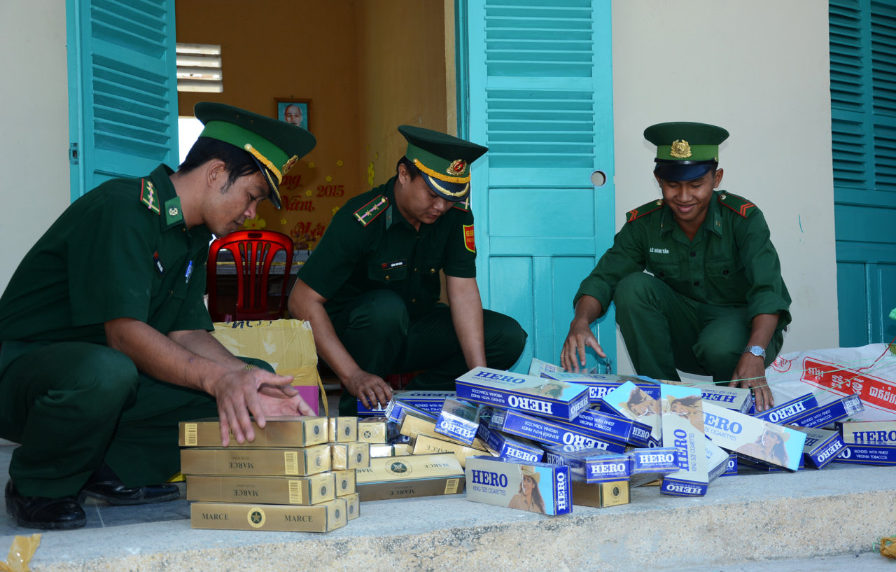 Smuggled cigarettes pour into Vietnam from Cambodia ahead of Lunar New Year holiday