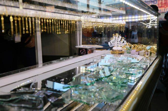 Hammer-wielding gold shop robbers on loose in southern Vietnam