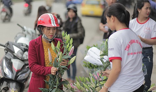 Vietnamese students do charity to help poor celebrate Lunar New Year