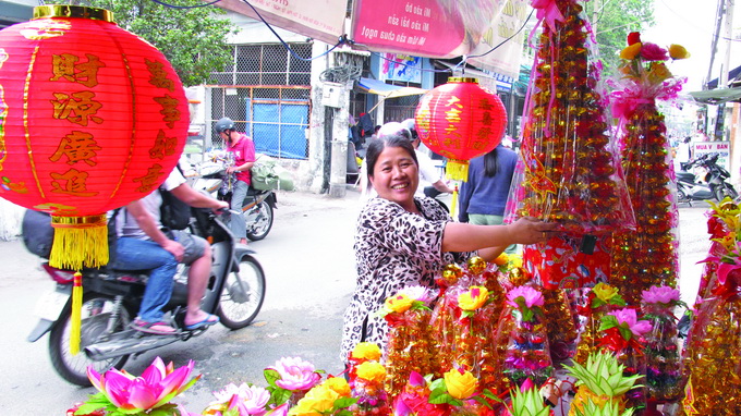 Saigon market sells traditional Tet sweets from central locales