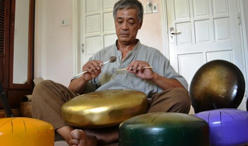 AO, Parkinson-affected Vietnamese man crafts drums from bomb shells