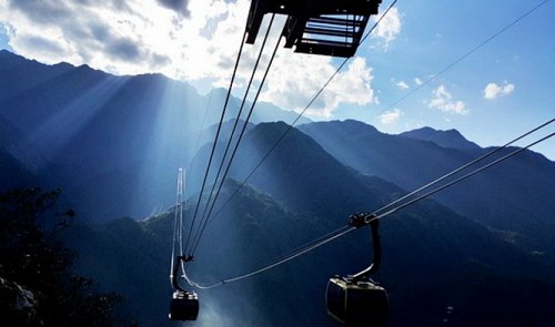 Vietnam inaugurates world’s longest 3-rope cable car system