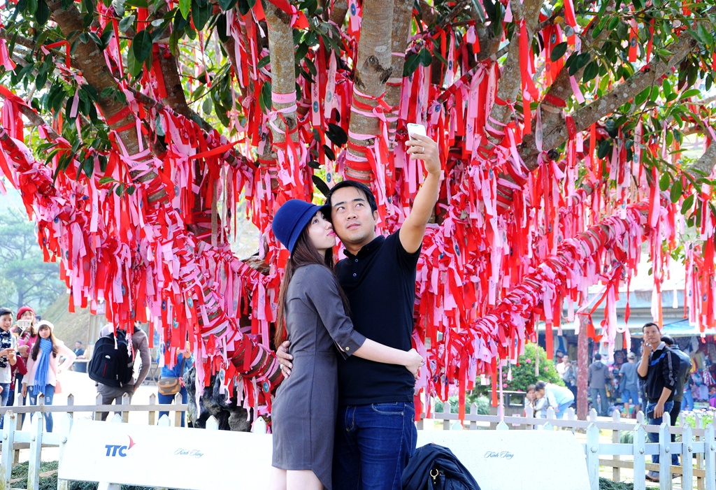 Couples enjoy Valentine’s Day in Vietnam’s Valley of Love (photos)