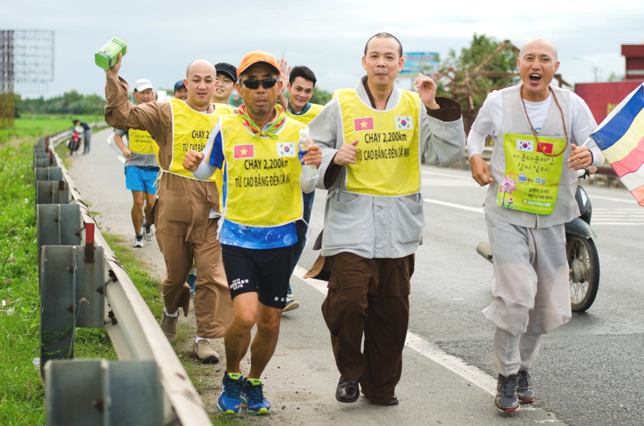Koreans hold marathon across Vietnam to raise funds for school restrooms