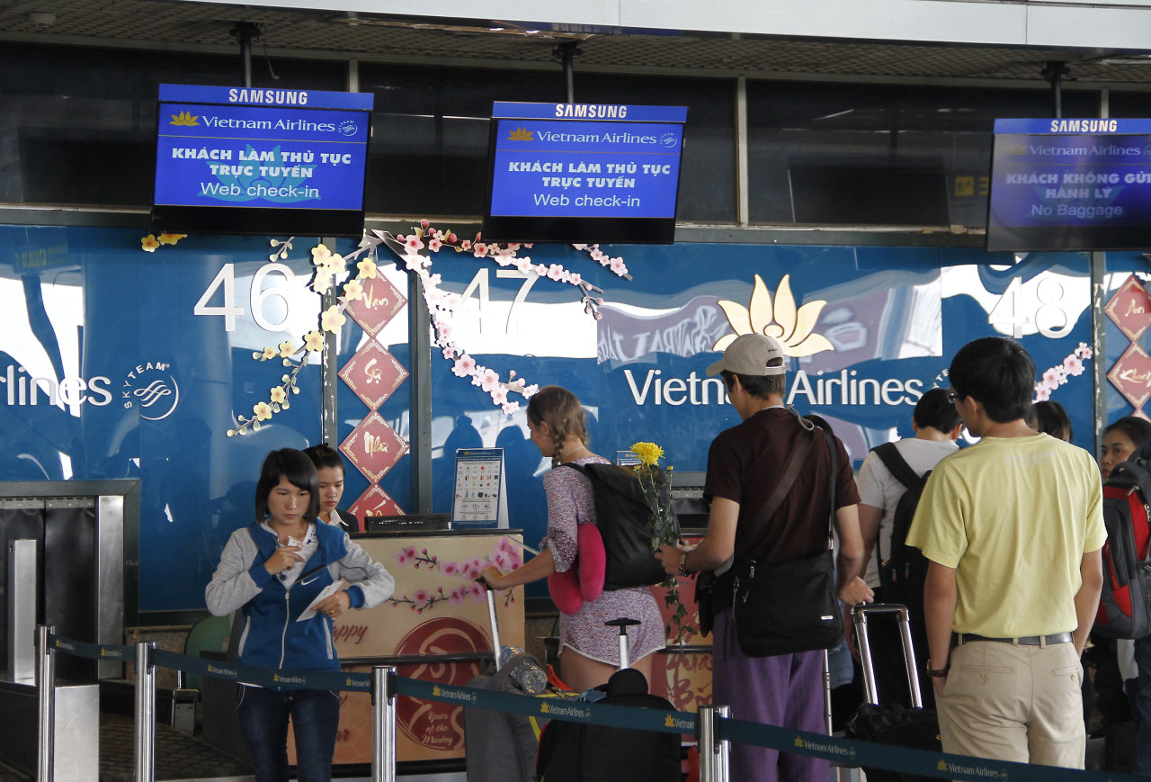 Busy Vietnamese airports encourage passengers to check in online