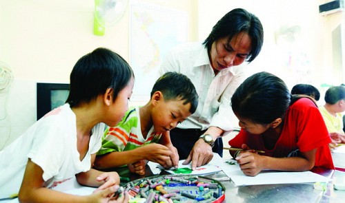 Man teaches Saigon street kids to paint in hope of better life