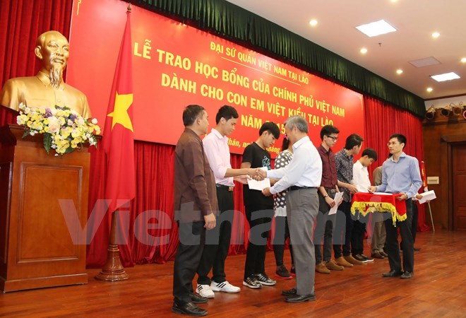 Children of Vietnamese expats in Laos receive scholarships