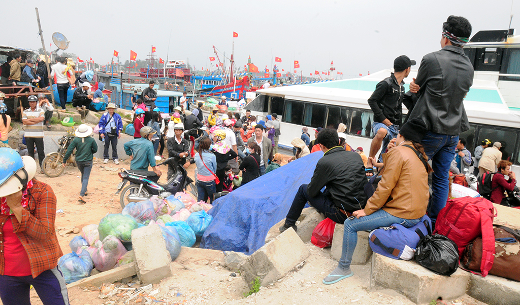 Visitors stranded on Vietnamese island for days due to bad weather