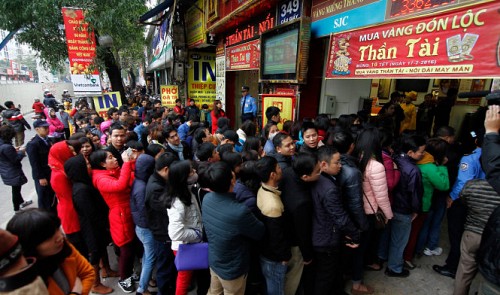 On God of Wealth’s day, Vietnamese jostle to buy gold