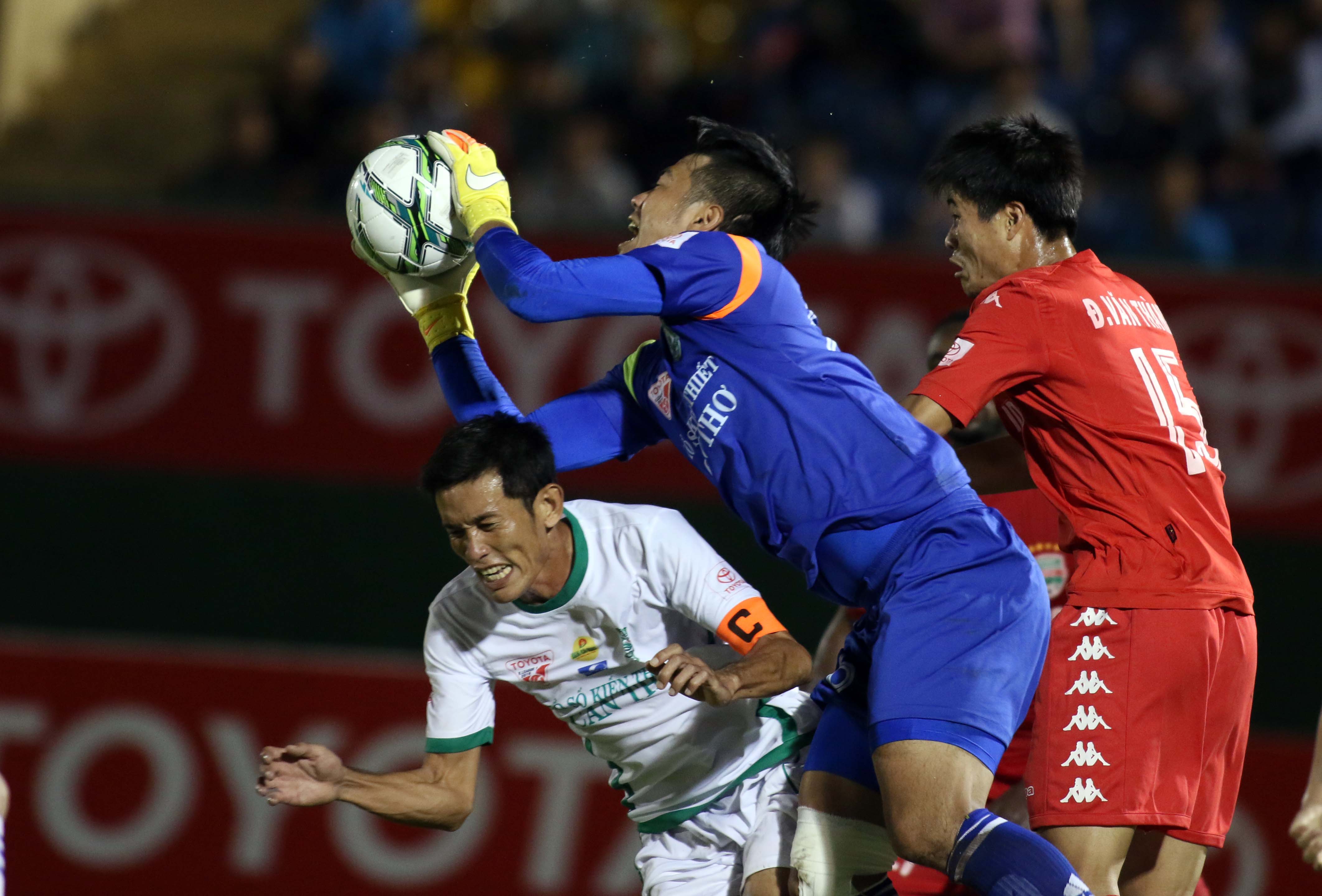 Thai ball used at Vietnam soccer league over organizer-domestic sponsor dispute