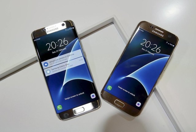 Samsung, LG unveil new devices in bid for smartphone recovery