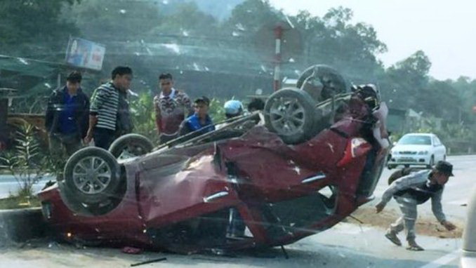 Trailer truck hits two cars, seven hospitalized in north-central Vietnam