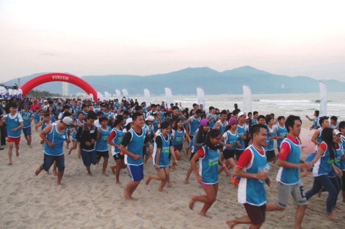 5,000 run barefoot on Da Nang beach