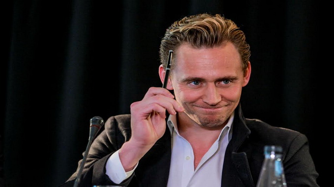 Surprising Vietnamese fans, Tom Hiddleston shows up at ‘Kong: Skull Island’ press conference