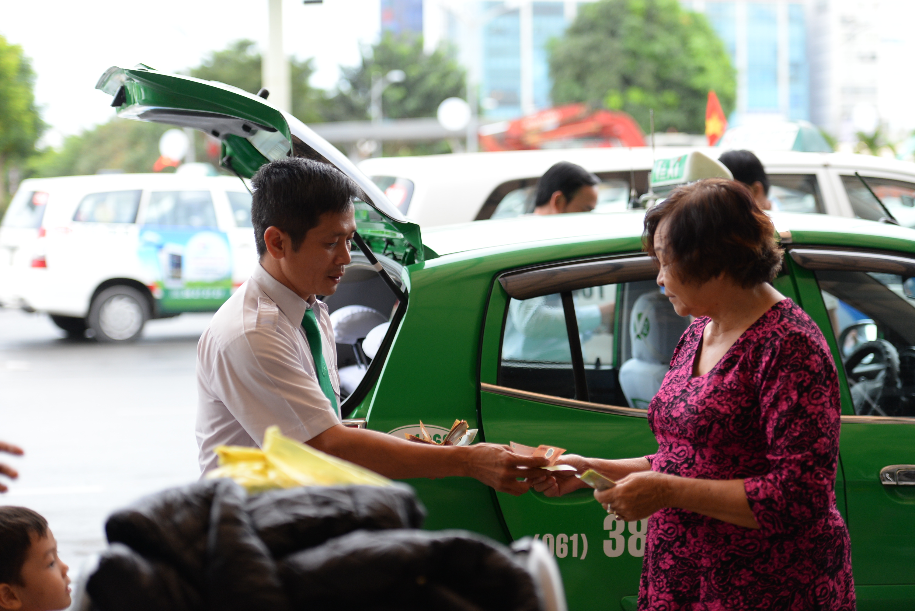 Vietnamese transport companies refuse to lower fare despite plunging petrol price