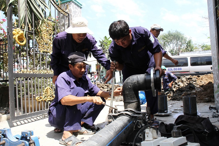 Workers go round clock to supply fresh water to southern Vietnamese province residents