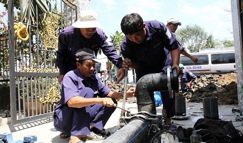 Workers go round clock to supply fresh water to southern Vietnamese province residents