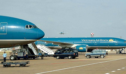 Vietnam Airlines shakes hands with local bank to form new carrier