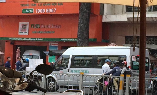 Ho Chi Minh City cracks down on illegally parked cabs, buses in ‘backpacker area’