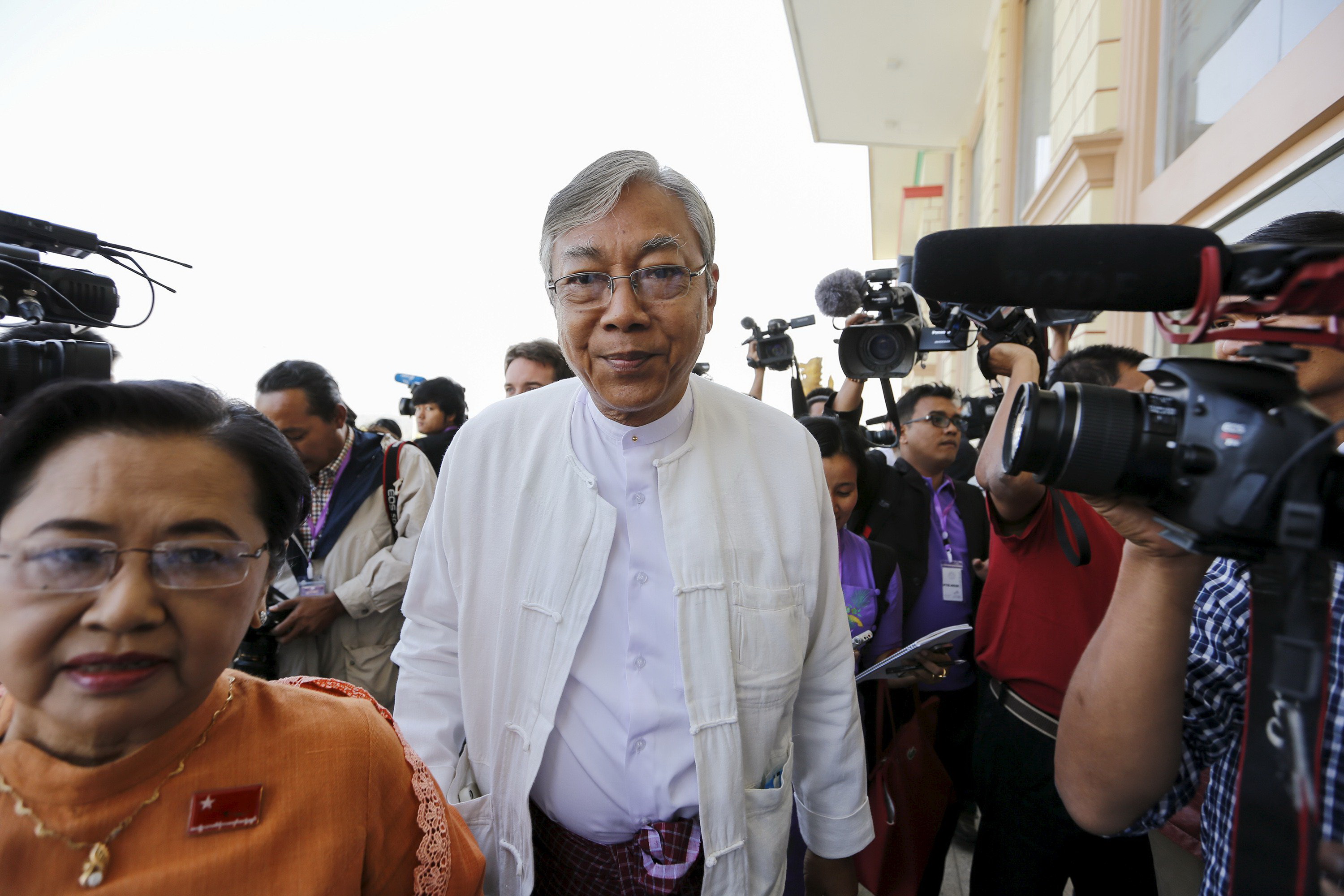 Myanmar army chief endorses election of Suu Kyi's president