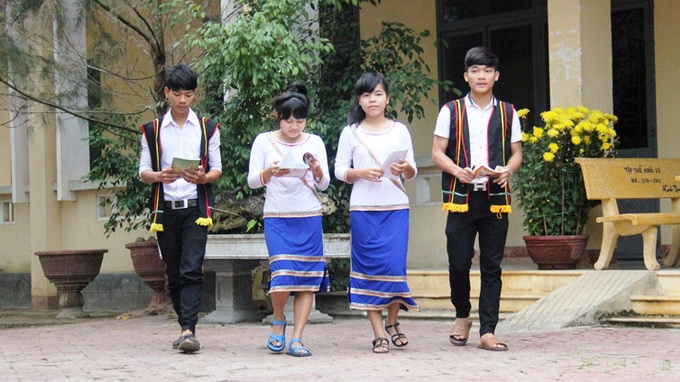Ethnic costume turns high school uniform in central Vietnam