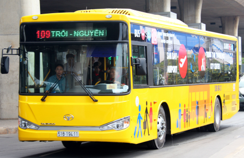 Ho Chi Minh City opens new bus route linking international airport, downtown area