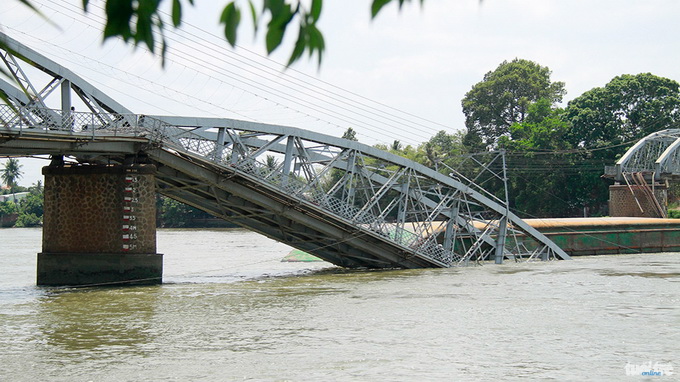 Bridge collapses in southern Vietnam following barge collision