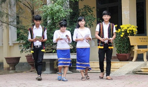 Ethnic costume turns high school uniform in central Vietnam