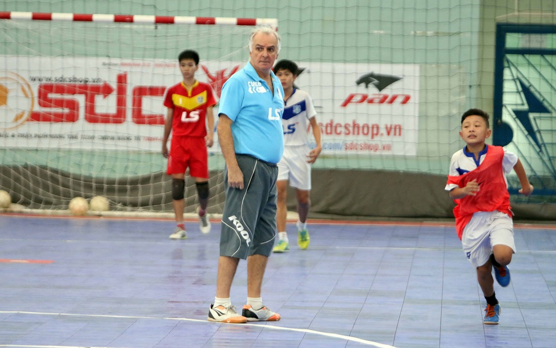 Brazilian futsal coach shares passion for training young Vietnamese