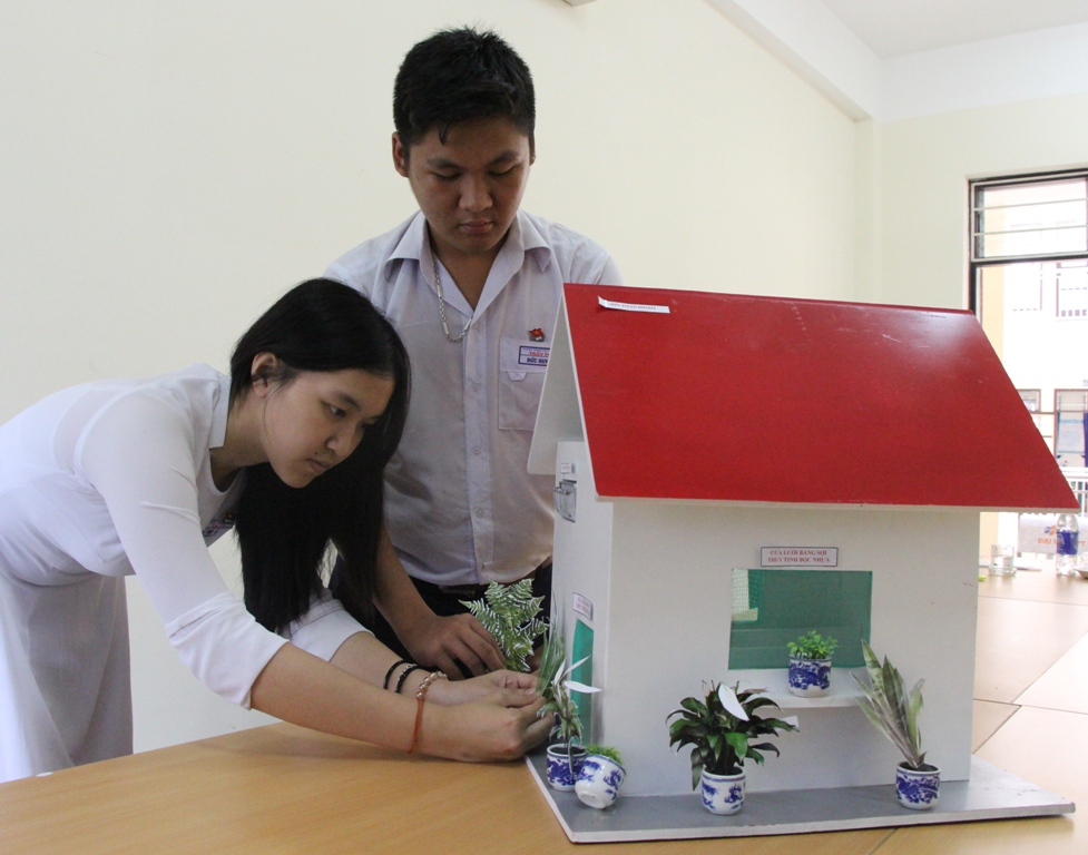 Vietnamese tenth graders design house that can tolerate landfill pollution