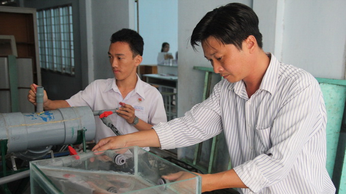 Vietnamese teacher, students develop water desalination machine to battle historic drought