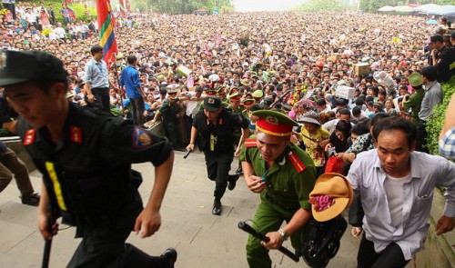 Chaos erupts as millions fill Hung Kings festival in northern Vietnam
