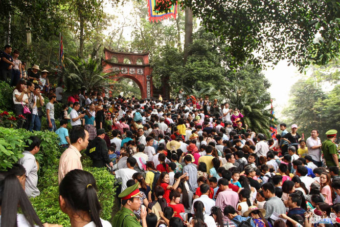 After the barriers were cleared for 30 minutes, the crowd was still stuck at the temple’s gate at the Hung Temples Relic Site in Phu Tho Province, April 16, 2016.