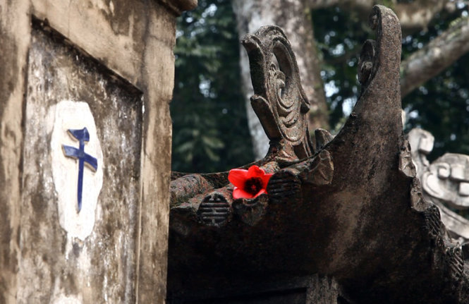 A flower stuck on the gate of the Thien Tru pagoda after falling off the tree.