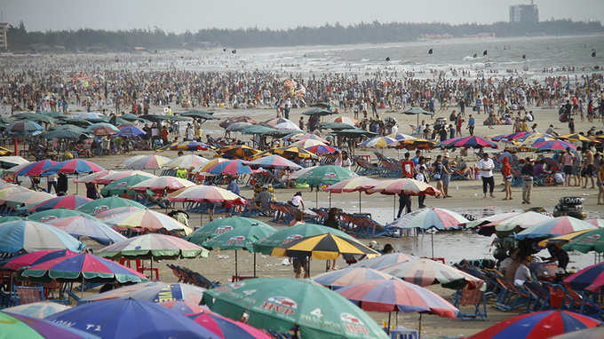 Popular coastal city in southern Vietnam to ban eating, drinking on beaches