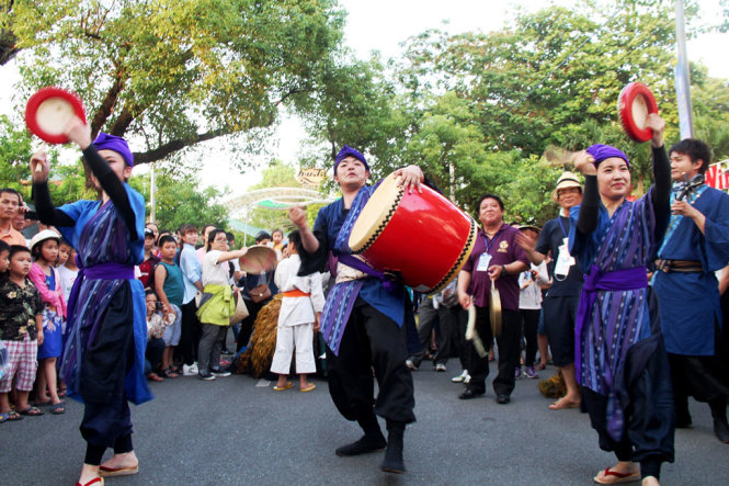 Japanese artists perform their traditional Yosakoi dance.