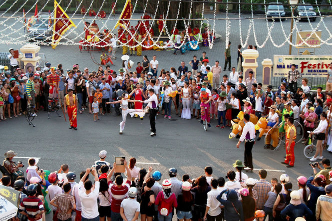 A performance of a Vietnamese circus group.